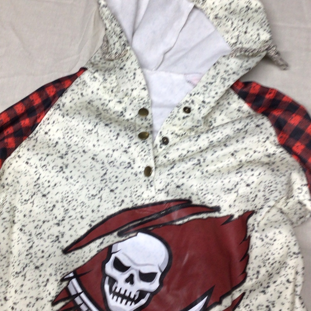 Skull and Football Hoodie with Plaid Sleeves buccaneers - Picture 4 of 9
